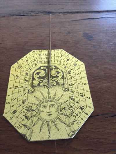 Cadran solaire en carton doré