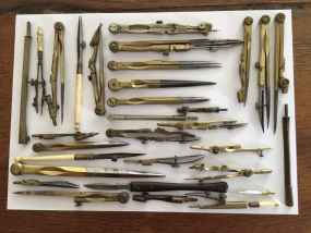 Lot d&#039;instruments de dessin et leur boite